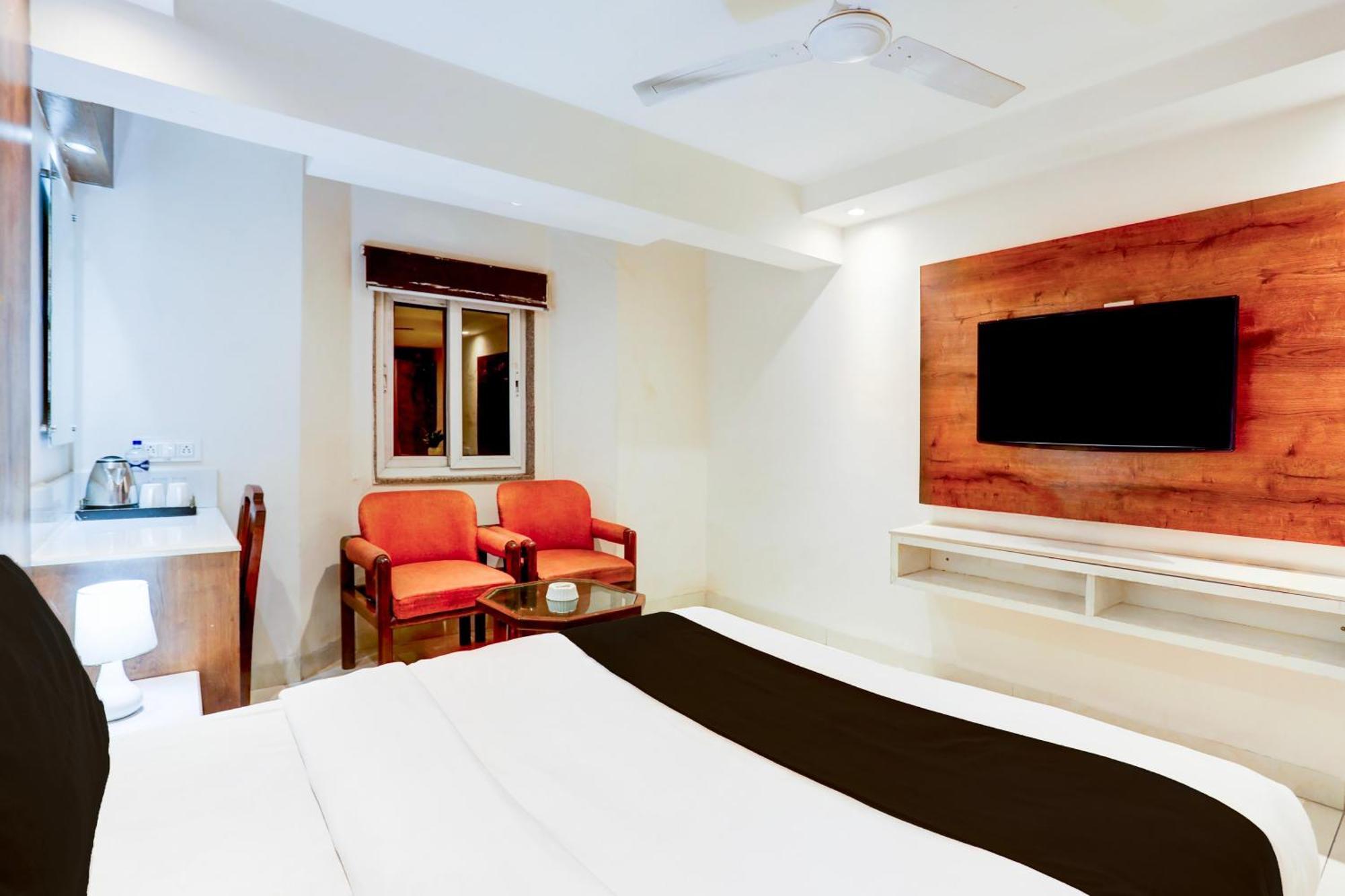 Super Townhouse Padav Square Gwalior Formerly Hotel Shelter Buitenkant foto
