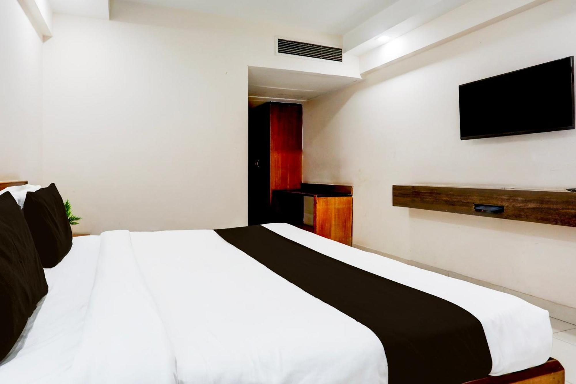 Super Townhouse Padav Square Gwalior Formerly Hotel Shelter Buitenkant foto