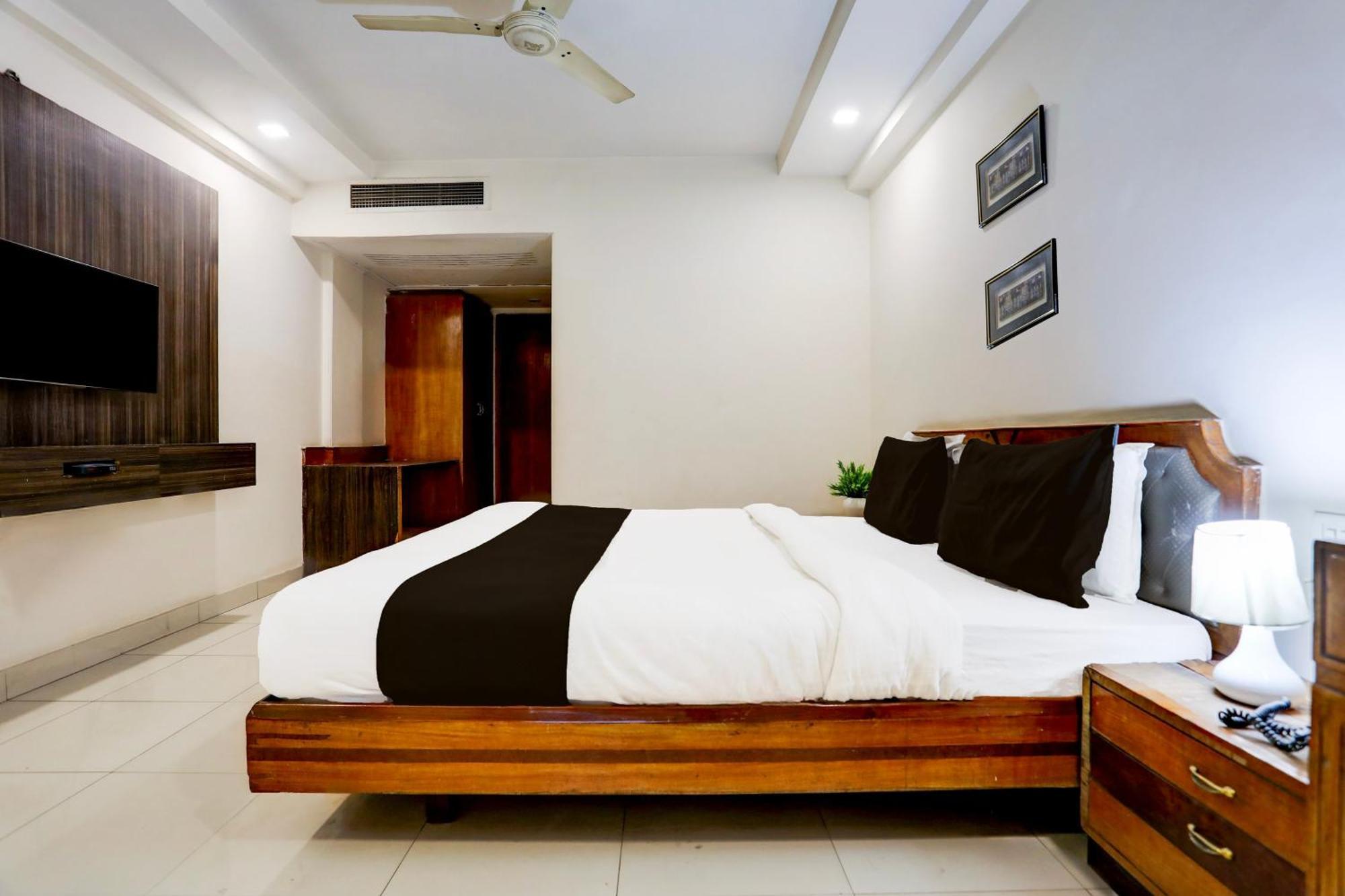 Super Townhouse Padav Square Gwalior Formerly Hotel Shelter Buitenkant foto