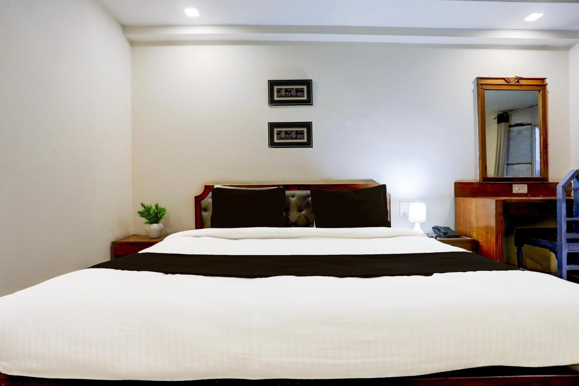 Super Townhouse Padav Square Gwalior Formerly Hotel Shelter Buitenkant foto