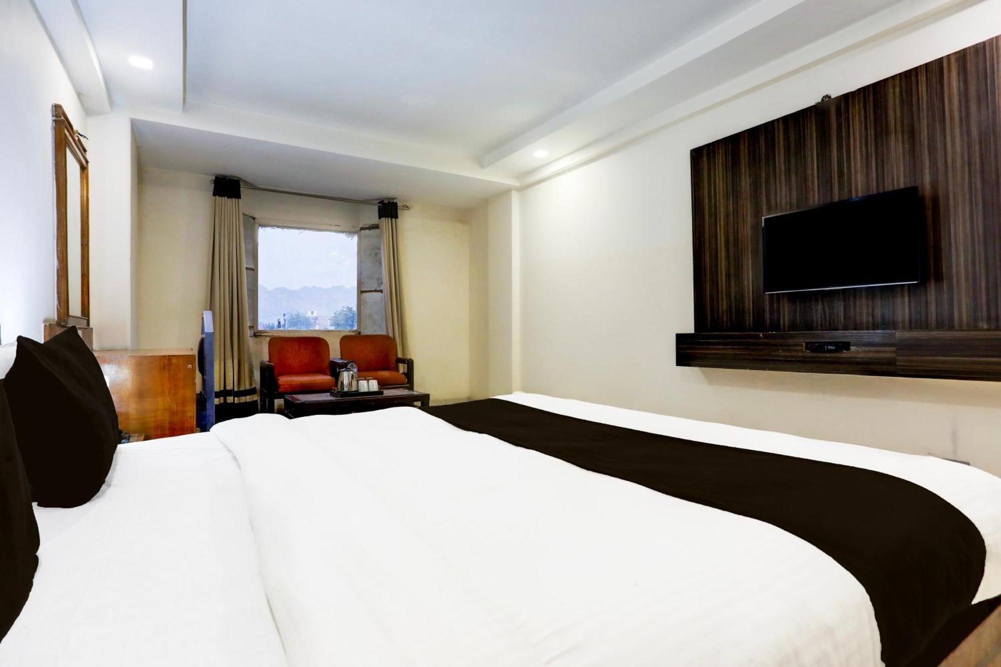 Super Townhouse Padav Square Gwalior Formerly Hotel Shelter Buitenkant foto
