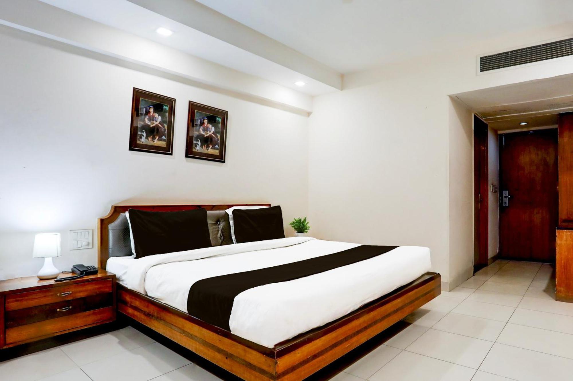 Super Townhouse Padav Square Gwalior Formerly Hotel Shelter Buitenkant foto