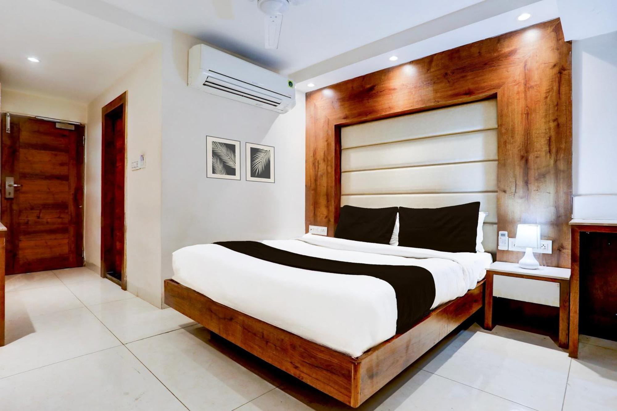 Super Townhouse Padav Square Gwalior Formerly Hotel Shelter Buitenkant foto