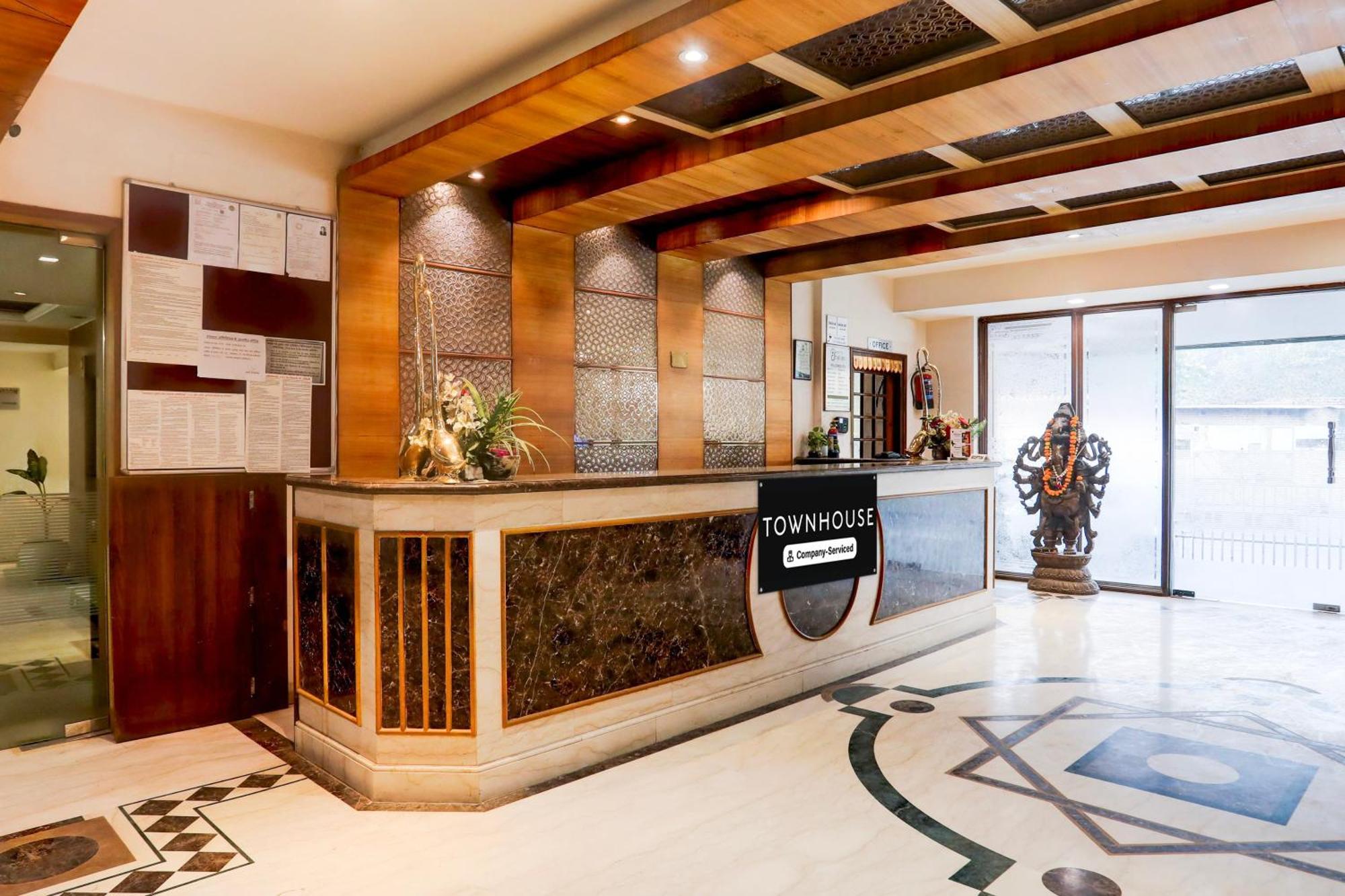 Super Townhouse Padav Square Gwalior Formerly Hotel Shelter Buitenkant foto