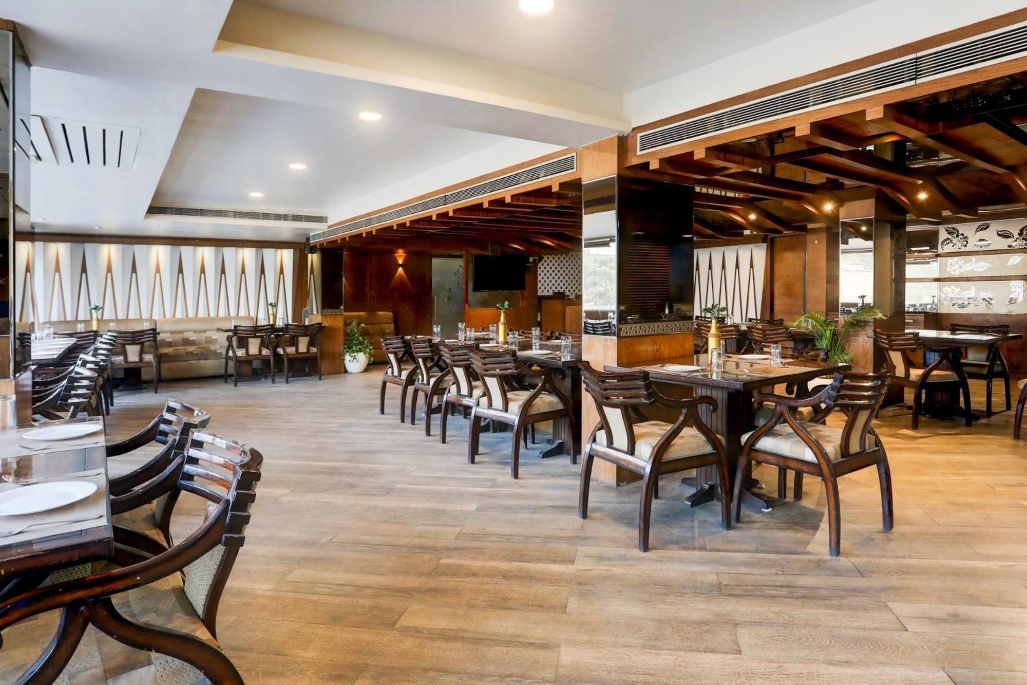 Super Townhouse Padav Square Gwalior Formerly Hotel Shelter Buitenkant foto